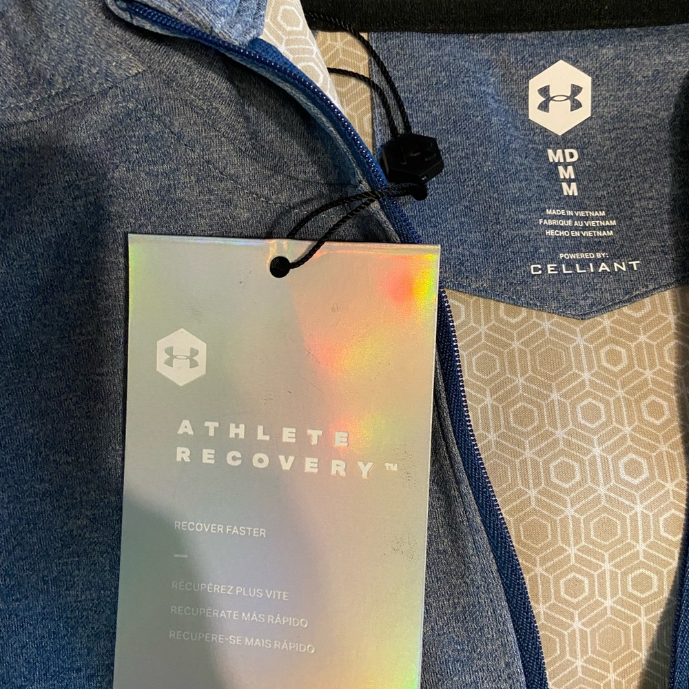 NWT Men’s Medium Under Armor short sleeve recovery shirt